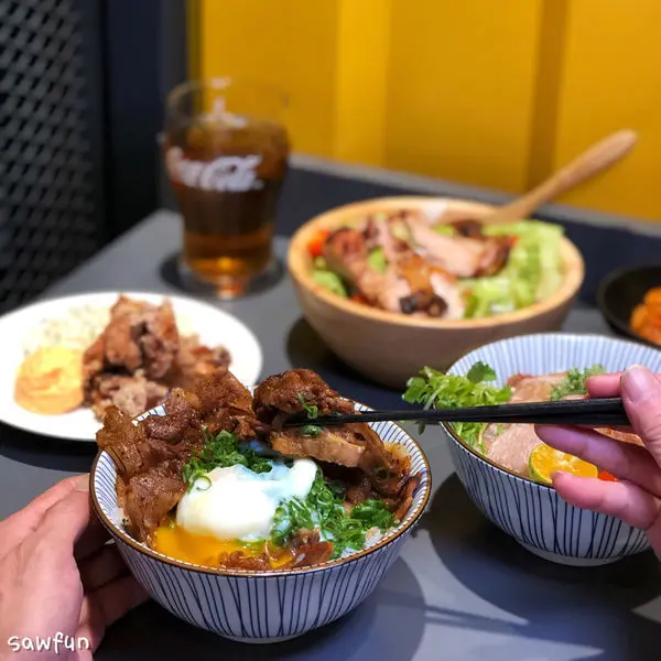 【台北美食】燒丼株式會社 松山火車站美食 City Link 日式料理 丼飯 五花肉油花均勻 燒肉 雞腿配沙拉