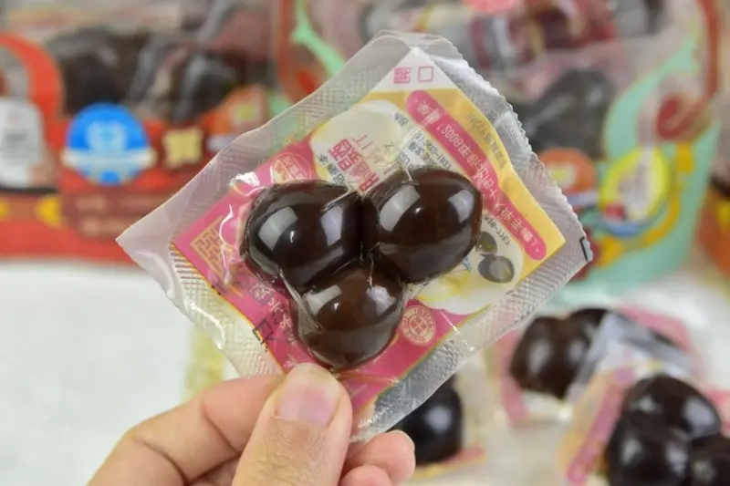 淡水名產推薦！下酒菜別再吃毛豆，試試這四種口味鐵蛋吧～吃重口味的朋友、酒友們，就是這一味啦！