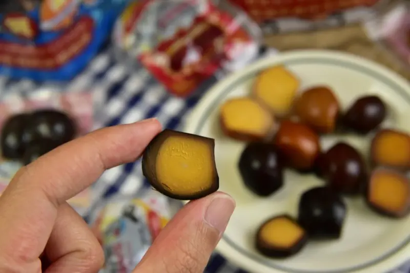淡水最好吃的鐵蛋是這間！獨家八種口味你吃過嗎？今天來開箱三個女生最愛口味－梅子、牛奶、藥膳，還沒吃過就落伍啦！