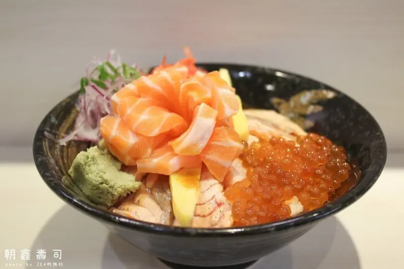 【台北美食】朝鑫壽司 有如玫瑰花綻放的鮭魚親子丼超吸睛!