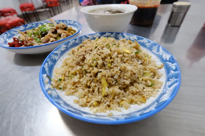台中大里│家豪牛肉麵-下午時間沒休息.炒飯不錯.環境乾淨有冷氣.全聯對面 - 藍色起士的美食主義