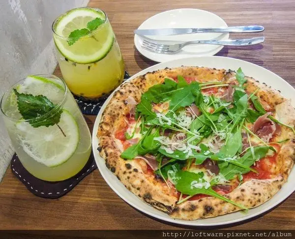 生地餅舖 naples pizza 這裡賣的餅是日式文青風格的拿坡里披薩~老闆自製麵團的美味!!