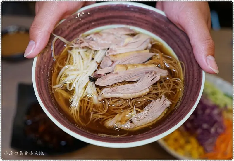 隱藏在鬧區巷弄裡的美食，夏日必吃人氣鮮蔬涼麵、溫潤當歸鴨麵線貼心去骨～ - 小凉的美食小天地