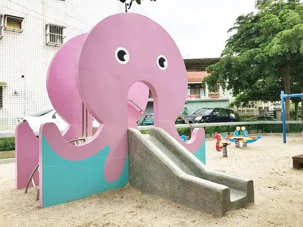 【旅遊】遇見粉紅章魚哥，溜滑梯沙坑不用人擠人包場享受的新坪公園