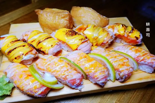 花蓮必吃美食 ▶ 耕壽司 ▶ 超人氣炙燒鮭魚握壽司 推薦焦糖及起司口味 花蓮平價握壽司、日式料理 #花蓮深夜食堂