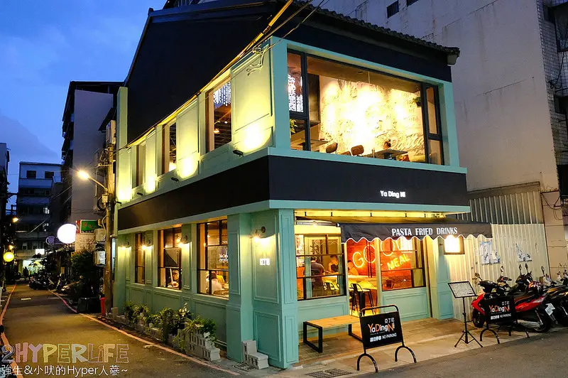 亞丁尼義式麵屋│蒂芬妮綠的美型外觀以為是貴貴的網美店，但不用200元就可吃到附飲料的平價義大利麵！藝術浮雕牆也吸睛 @強生與小吠的Hyper人蔘~