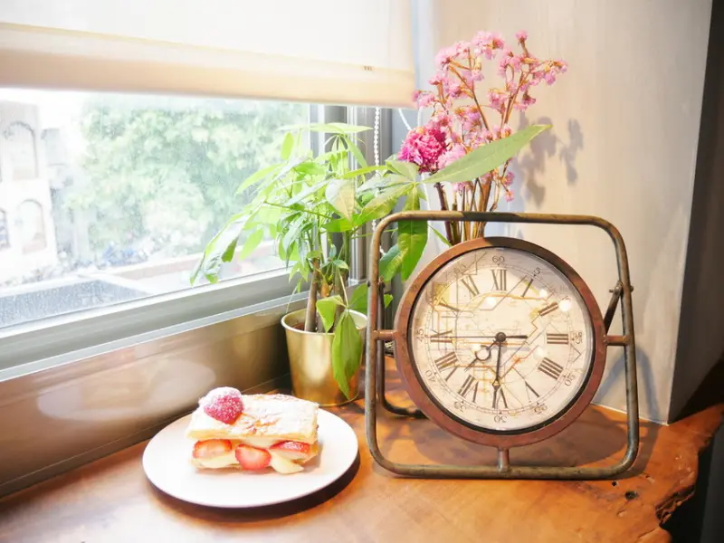 【Angelas日嚐】公館巷弄甜點店，新鮮飽滿的草莓配上清甜爽口的卡士達醬，卡滋卡滋真酥脆!!! 抹茶千層與水蜜桃蘋果冰茶實屬夏日好滋味，台大周邊下午茶【Mimis Cafe米米咖啡】