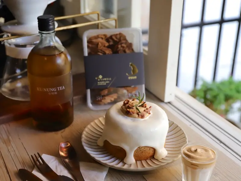 肥貓咖啡：不用飛韓國，台南神農街也能吃到400次咖啡了！還有400次咖啡戚風蛋糕～讓你吃到滿滿的咖啡甜點！｜台南貓咪咖啡廳.甜點午茶推薦 - 進食的巨鼠