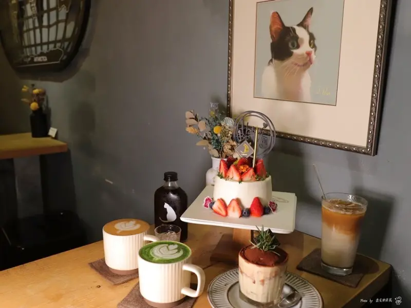 肥貓咖啡：2020草莓季來了！限定款草莓戚風蛋糕.草莓生日蛋糕，給你滿滿的酸甜草莓幸福滋味｜神農街必去咖啡店推薦 - 進食的巨鼠