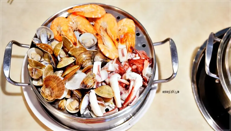【新北美食】蒸天下蒸氣火鍋／板橋美食～CP值超高的蒸氣鍋物，活跳跳的活體海鮮，美味百分百，少油、少鹽，價格親民，環境寬敞