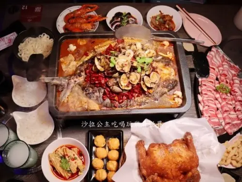 新莊美食/人氣排隊店『水貨烤魚麻辣魚火鍋(新莊店)』蛤蜊山烤魚/重慶手撕一隻雞/重慶烤魚