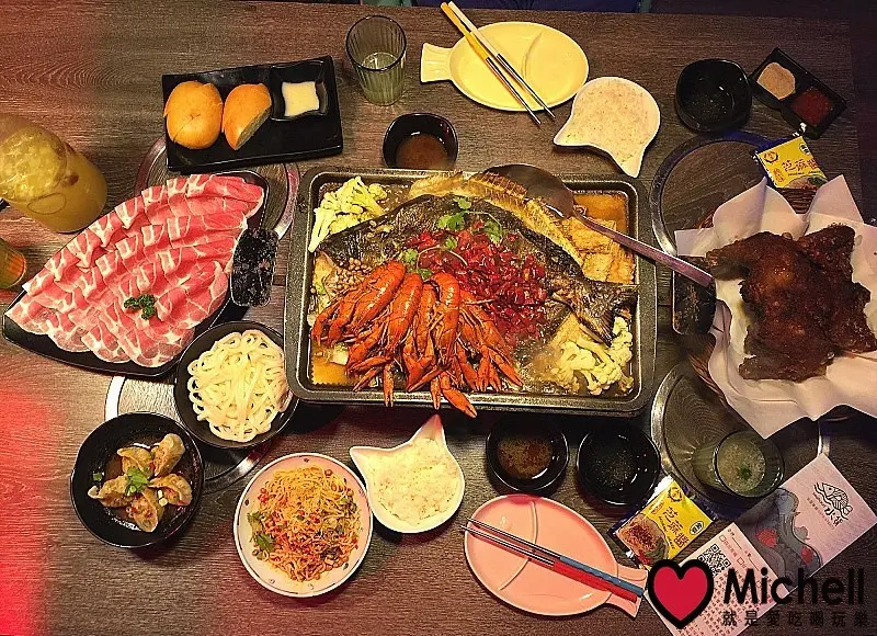 ❤️新莊  火鍋大推薦❤️水貨-烤魚火鍋(新莊店)：最新小龍蝦烤魚新吃法，霸氣開賣，源自重慶萬州的炭火烤魚技術，搭配祖傳秘方醬料，辣的好過癮啊！！！