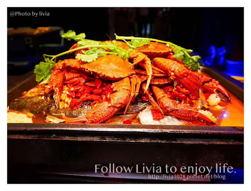 新莊餐廳║水貨烤魚火鍋-新莊店 萬里蟹烤魚│一爐二吃創意吃法│川味麻辣烤肥魚 ❤跟著Livia享受人生❤