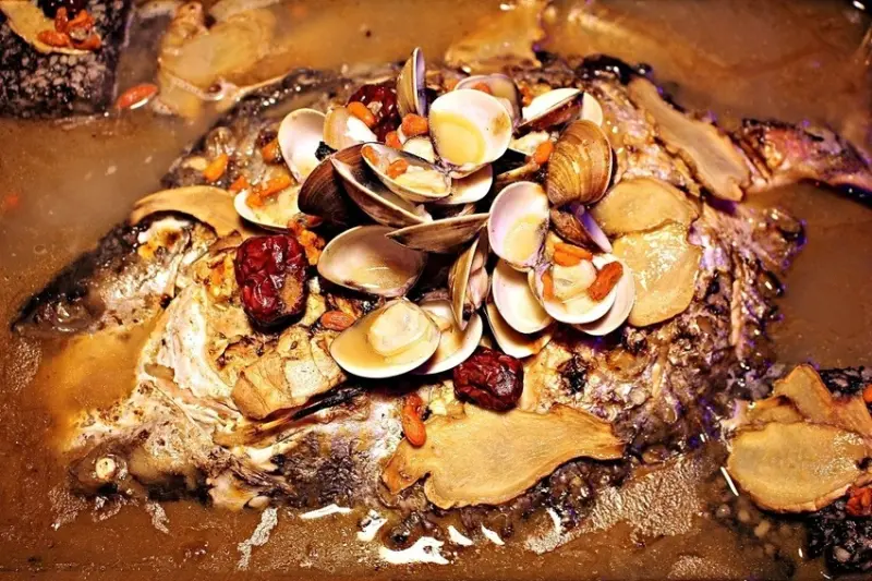 【水貨。新莊店】炭火烤魚。重慶手撕一隻雞。人氣排隊美食              