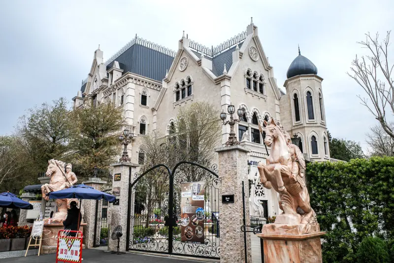 《妮娜巧克力夢想城堡》超好拍埔里景點！華麗宮廷禮服免費租借 - 卡琳。摸魚兒趣