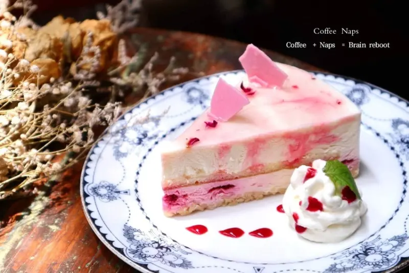 【台北大安】COFFEE NAPS 蓁澄咖啡手作坊，古董老物件復刻歐洲舊時光，調皮光影下品味精品莊園單品咖啡 |大安區美食 |台北大安咖啡廳 |建國花市 |手作甜點 |歐式料理▲女子的休假計劃▼