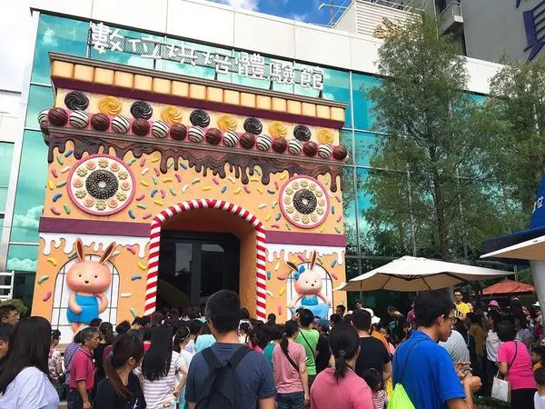 【旅遊】吃喝玩樂全包了，伊莎貝爾數位烘焙體驗館互動遊戲新鮮好玩，現場試吃小孩最愛還能報名DIY餅乾製作喔