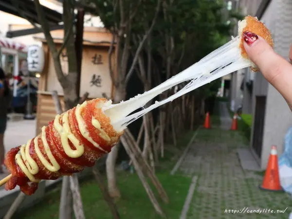 台中美食│杰克起司米熱狗〃超勘西起司熱狗在逢甲也吃的到！快來比賽看誰牽最長～PS老闆很帥！              