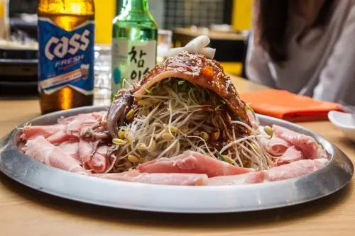 [台北信義]台灣首發店！韓國超人氣小資美食，滿滿豆芽燒肉！韓國烤肉Kongbul-小豆芽 - 大手牽小手。玩樂趣