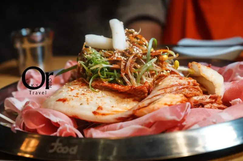 市政府美食｜韓國八色烤肉創新品牌：KONGBUL小豆芽。海外1號店初登場，聚餐推薦，泡菜豬肉嚐過可是會上癮！ - 歐奇羅賓的攝影漫步