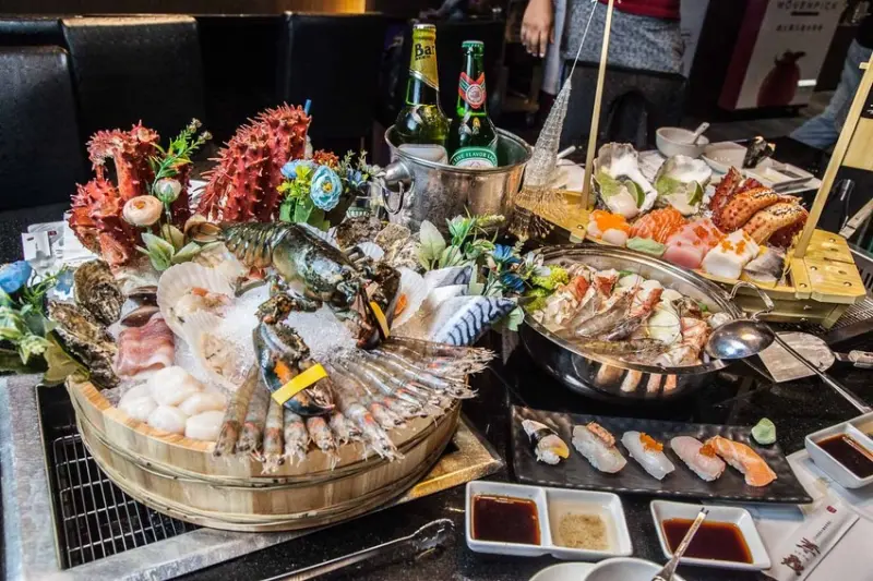 [台北中山]頂級火烤兩吃！帝王蟹、澎派海鮮頂級肉品無限吃到飽外加啤酒暢飲！蟹宴日式頂級帝王蟹燒烤鍋物吃到飽 - 大手牽小手。玩樂趣
