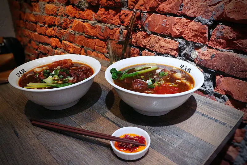 【新店區】功夫豬私廚好麵 - 濃郁牛肉麵 | 手工麵條超入味