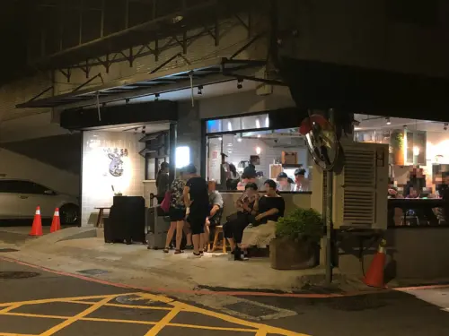 【大坪林站】愛評體驗券；位於安靜巷弄裡；文青麵店；牛肉麵尬珍奶碰出新滋味─功夫豬私廚好麵
