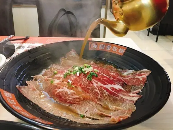 【美食】台中西屯區小吃麵館來自金門的現沖溫體牛肉麵，良金牧場-台中中科店肉質一級棒的好味道愛牛肉老饕最愛!