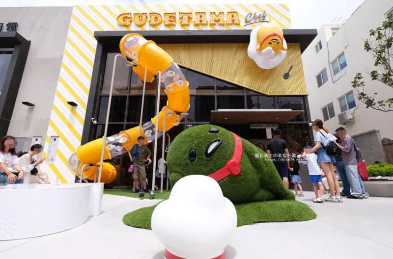 台中西屯│蛋黃哥五星主廚餐廳台中旗艦店-台中萌懶打卡新地標，親子友善餐廳，還有兩層樓高的旋轉溜滑梯 - 藍色起士的美食主義