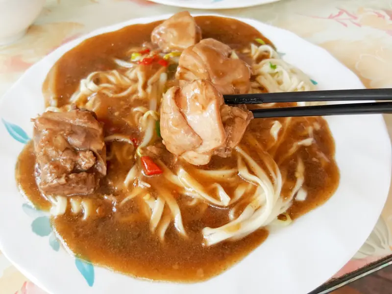 【高雄前金】法院辣雞麵 免費大骨湯喝到飽 在地老店 數十年不變的熟悉好滋味