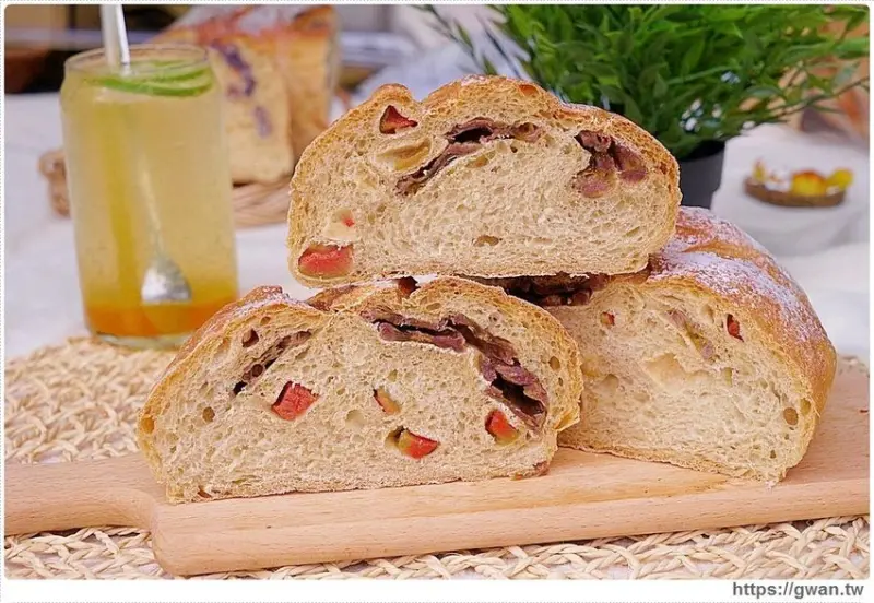 一周只賣四天的比臉大麵包，結合在地食材超有料，還有神秘隱藏版賣完等明年！！ 