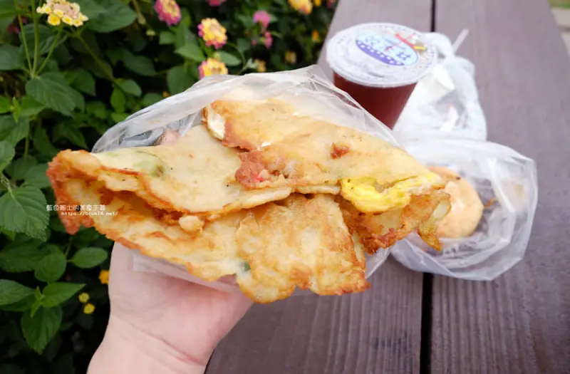 台中大雅│有春早點-國術館裡的早餐店，古早味麵糊蛋餅加上水煎包，再訪饅頭加燒餅 - 藍色起士的美食主義