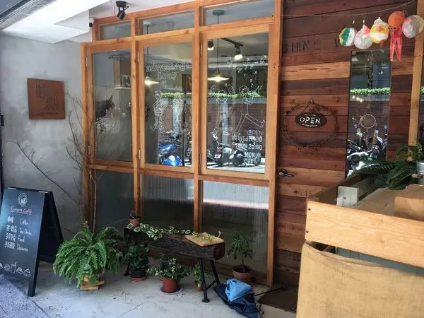 【 台北美食 】此刻咖啡 Current Cafe：藏身於小巨蛋巷弄的乾燥花咖啡廳