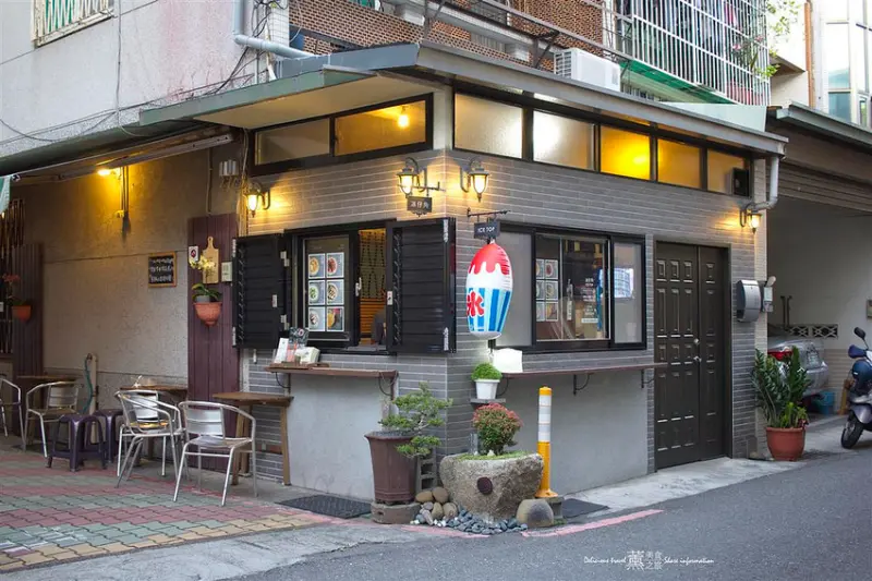 「台南推薦冰品」冰仔角-推薦古早味番茄蜜餞牛奶冰。夏天的轉角遇見透心涼冰品/巷弄間隱藏版復古滋味。晚來就賣完囉~