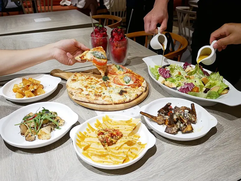 台中北屯義式蔬食，好久沒吃到這麼尬意的披薩，就連手工麵也大推，店家還提供停車場用餐超方便-布佬廚房