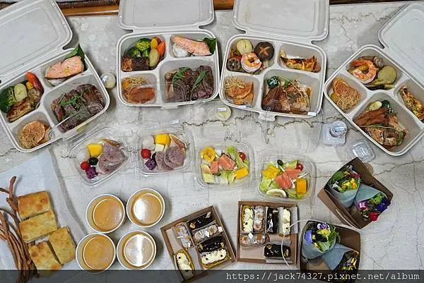 {台中美食}台中米其林一星餐廳「鹽之華」外賣餐盒「龍眼木烤特級安格斯肋眼牛排」「烤薩索雞與彩色蘿蔔」開箱！