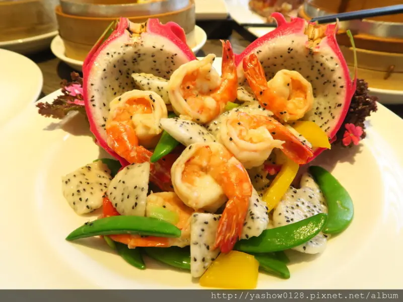 【台中西屯區】富彩軒私房粵菜~~名廚加持的粵菜料理，質感與創意兼具，還有水果入菜，吃得很滿意!!餐點有水準，價位也很有水準，但有值得!!可以先從較平價的點心類入手，店內只有九桌，記得要預約~~