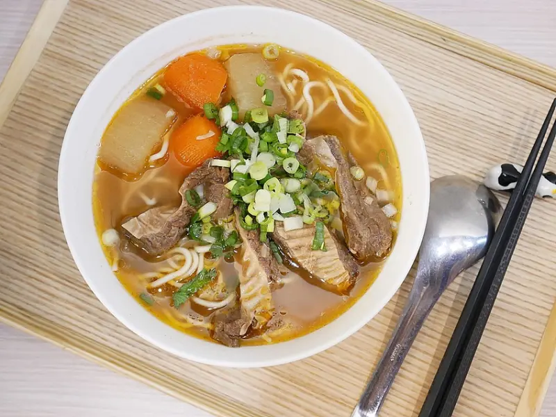 樂澄小店-新北永和在地人狂推的牛肉麵，用餐期間店外人滿為患，不知道的人會以為在排口罩