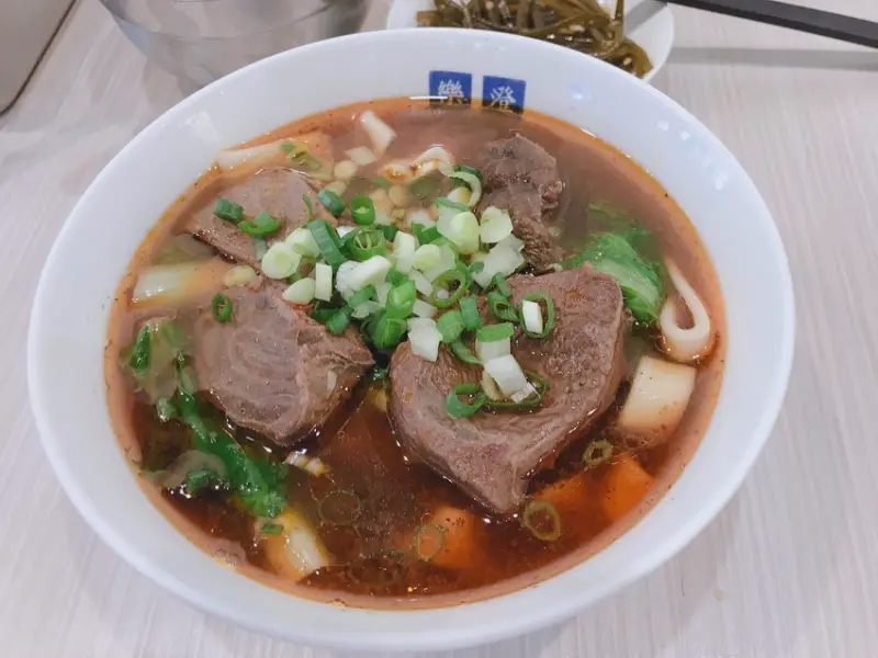 中午吃什麼~文青風的樂澄小店，牛肉麵經典款