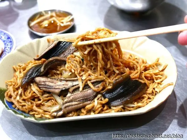 [統整食記] 台南－2018春季行(上)~金華路無名飯桌、德興鱔魚意麵、阿蓮羊肉、老古石碗粿、欣欣餐廳、武廟肉圓、南都石頭燜烤玉米、裕成水果店