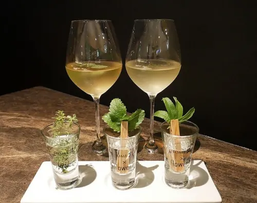 花吧 Flower8-台中西屯區特色鍋物  花草入鍋同時滿足視覺和味覺  套餐式火鍋吃飽又吃巧  還有調酒可以搭配超新奇              