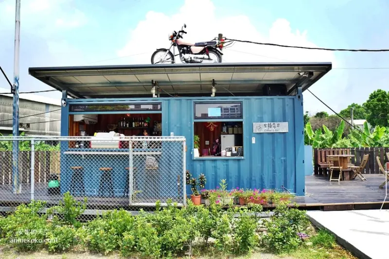 [新莊美食]左轉靠右 路邊藍色貨櫃屋 白天是土司加咖啡 晚上化身為嗨翻天的音樂會 鄰近新北產業園區 - 安妮的天空