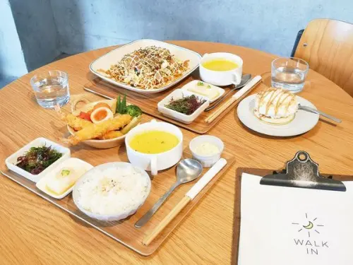 【美食】新北林口「Walk in Cafe」林口早午餐/咖啡廳推薦，清水模建築中享受美味藍帶甜點!