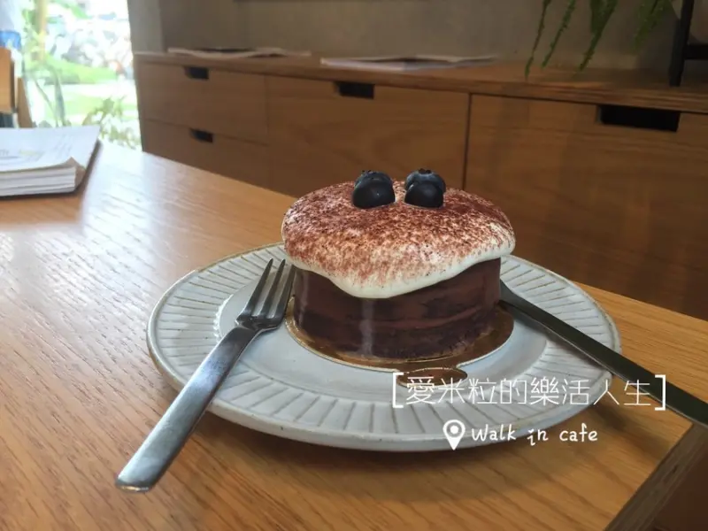 ♥ 食記 ♥ (新北林口)Walk in Cafe咖啡廳●四層樓工業風獨棟清水模餐廳。供應早午餐/輕食/簡餐/咖啡/藍帶甜點