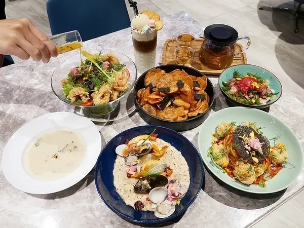 TinHouse樂庭-台中逢甲網美級貨櫃屋餐館  店內店外充滿設計  餐點豐富兼具美感  多人套餐適合家人好友共享              