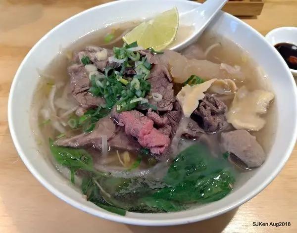 (台北捷運板南線市府站周邊美食)「誠記越南麵食館永吉店」--- 份量十足美味消暑的「犇越牛肉河粉」+「越南生春捲」+「拉椰西米露」!