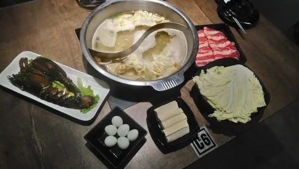 不吃火鍋會死啦!火鍋超市始祖[祥富水產沙茶火鍋超市]中山區新光三越南西店，超推波士頓龍蝦CP值高高