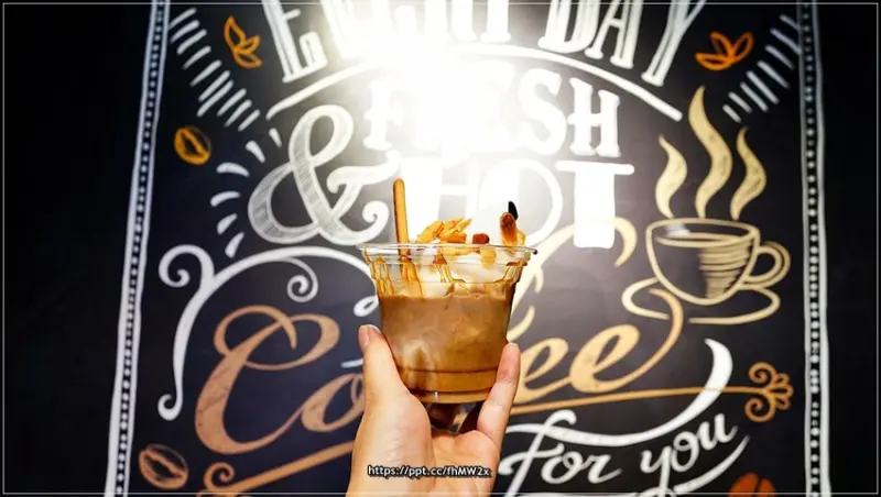 【東區飲料】藏cafe／忠孝敦化站～自創品牌的飲料店，精選綜合義式豆，只要銅板價格，就能喝的到，霜淇淋／熱壓吐司／茶拿鐵都是必點款