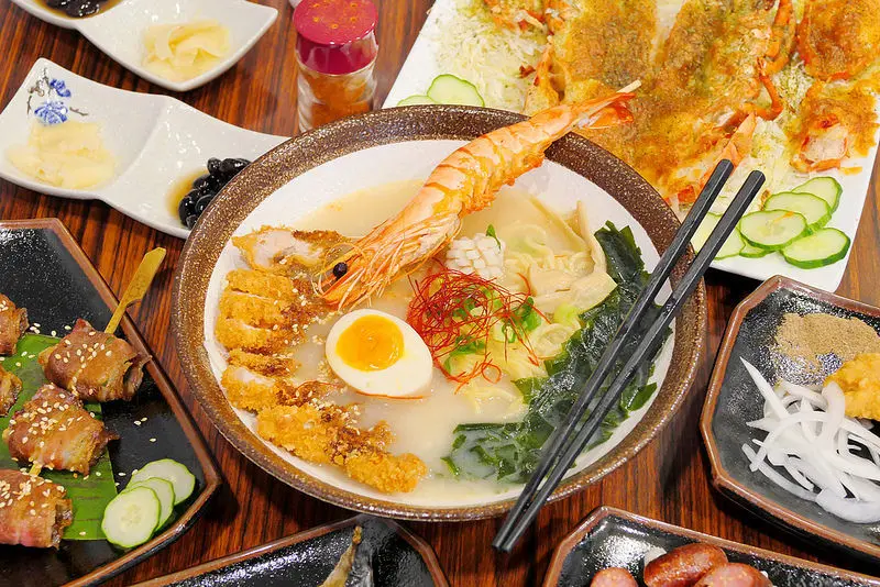 台中_江之戶拉麵：海陸雙拼拉麵烤草蝦加炸豬排豐盛好吃！還有預約限定大尾起司活體龍蝦新鮮Q甜好吃很推薦