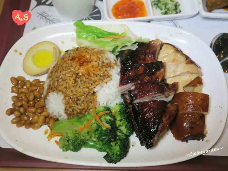 桃園 中壢 了凡油雞飯麵~新加坡米其林一星美食，美食街吃的到